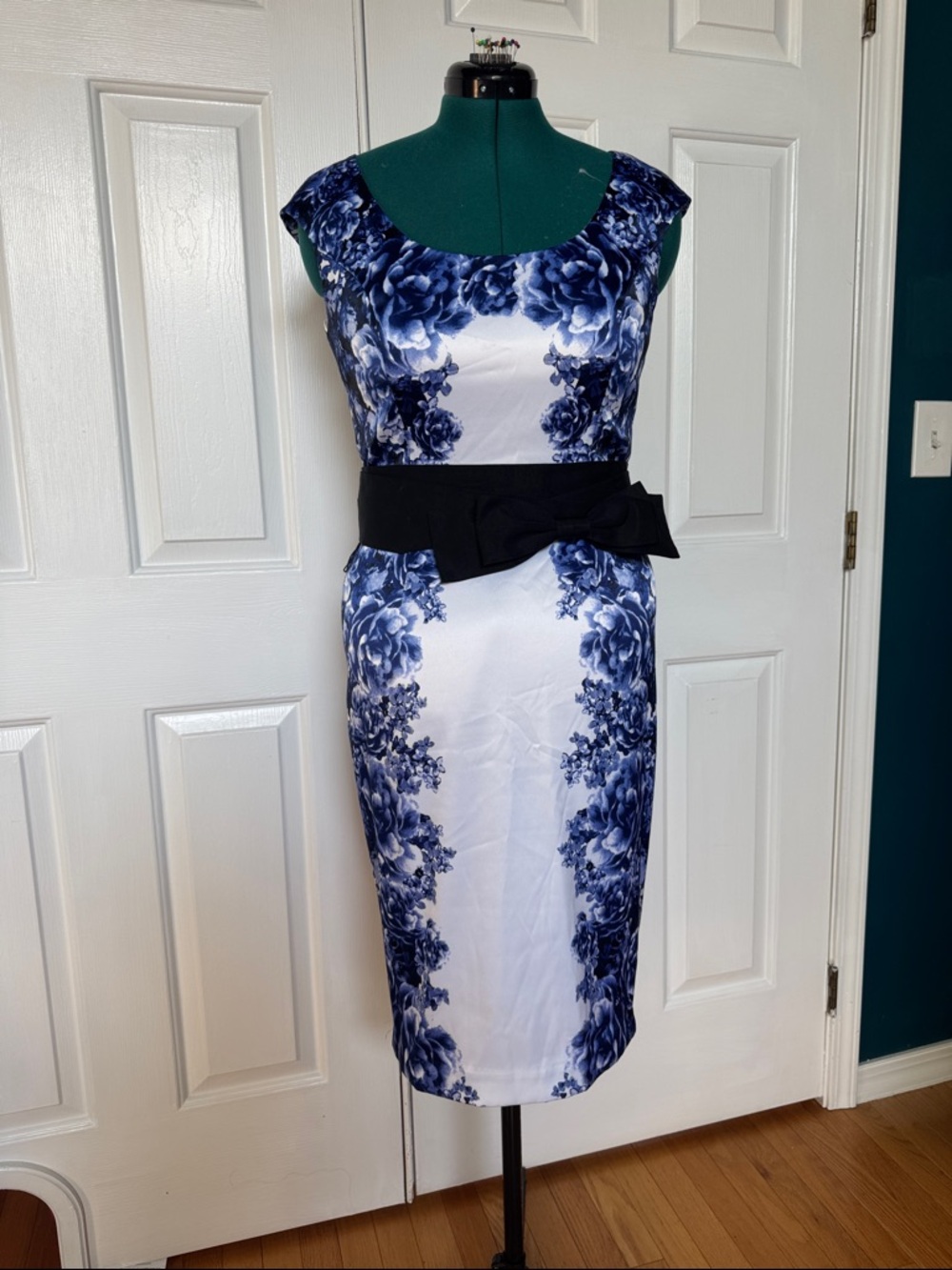 White House|Black Market white floral cocktail dress w removable bow belt